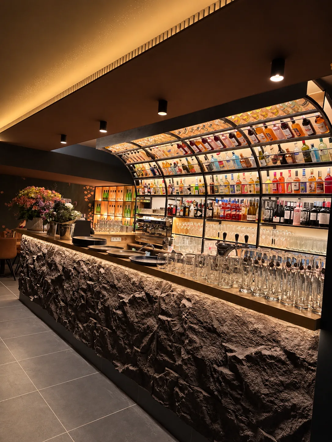 Architektur und Flaschenregale der Khoy-Bar