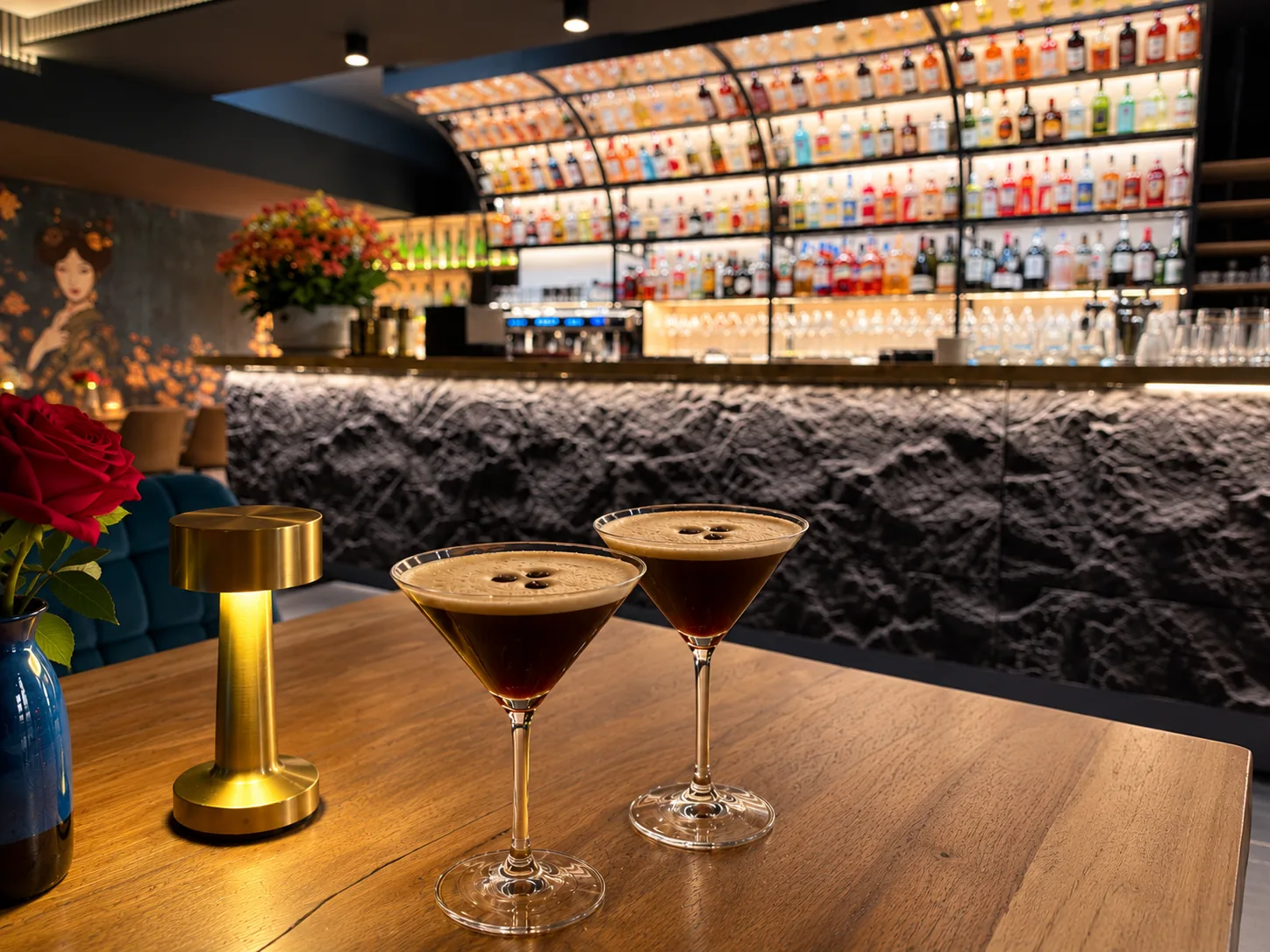 Zwei Cocktails vor der beleuchteten Khoy-Bar